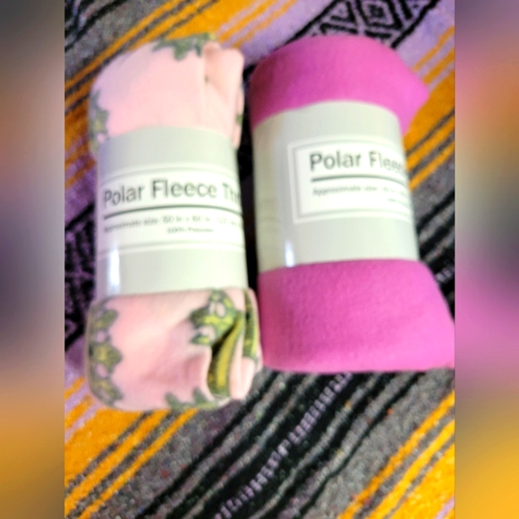 🛒🛍️💥NWT lot of 2 polar fleece throws 50×60 inches pink/crowns bright pink - Picture 4 of 7